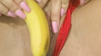 Solo Dark Hair steckt sich erst die banane dann den Toy