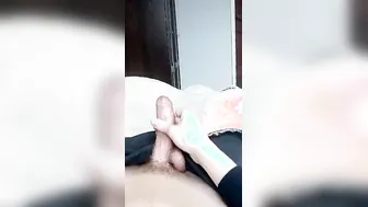 Chlapec sebou trhne v posteli a vystřelí obrovský náklad
