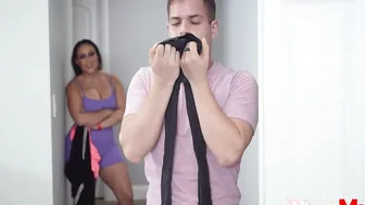 Milf makes me eat her twat everytime I lie to her