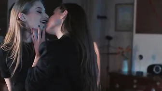 Amateur Pornstar Wannabe Gets Her First Ride On The Dick From An Expert Agent