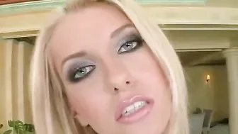 Blondes Anal suechtige Schlampe bekommt den Arsch gestopft
