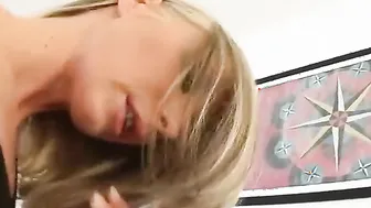 Blonde Sarah Anal Sex das erste mal vor der Kamera