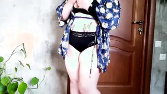 Curvy mom shows her body to you