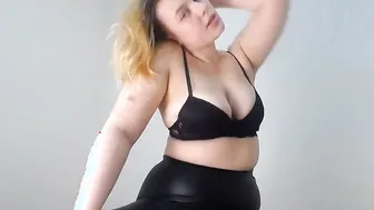 INNOCENT 18 WOMEN FIRST TIME FINGER HER BUTT CLOSEUP. ANAL