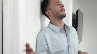 Eighteen stepsister Gia Ohmy was airing out her vagina and guy could not help but notice