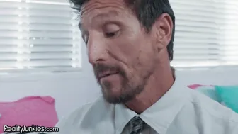 RealityJunkies Marilyn Mansion Teases Step-Dad with Juicy Juggs
