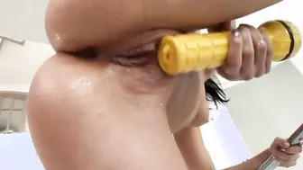 Big Tit pervert dark haired fingers her creamy vagina into the morning