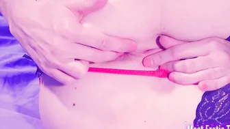 She plays a glass plug inside her booty for the