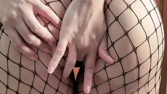 Wifey showing off her cameltoe inside low-cut swimsuit