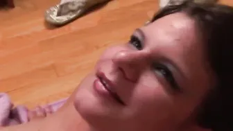 2 dark hair lesbians who want to play with their pussies