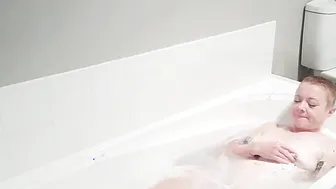 Old lady has a bath-tub and then masturbates to orgasm