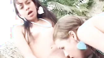 Slender lesbo licks out amateur Hotties vagina