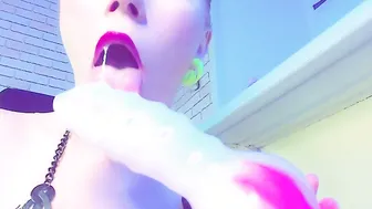 Camwhore suck big toy penis