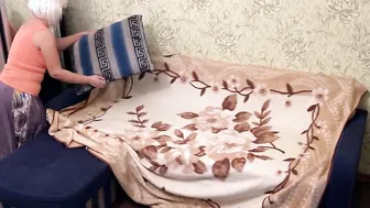 The milf made up the sofa and enjoyed anal sex inside a gigantic booty