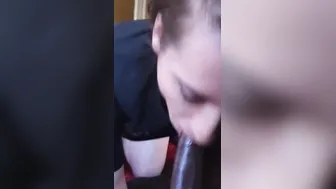 Une ado fait sa première pipe