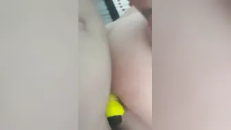 El vibrator en su coño y mi pene en su ano