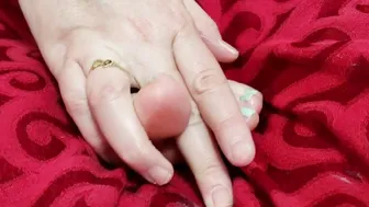 AMATEUR milf WIFEY FEET RUBS AND MASSAGE HUSBANDS CUM ALL OVER HER FOOT