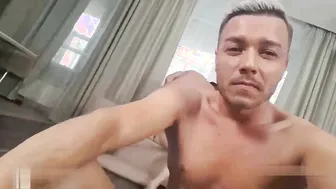 Zhenu yebut dva dryga muzh drochit