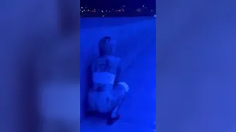 desperate Véro Tinkler peeing under a bridge at Sherbrooke