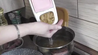 Mommy mom without underwear inside pantyhose high heels continues naked cooking shows twat jugs nipples booty and cooks pasta nautically