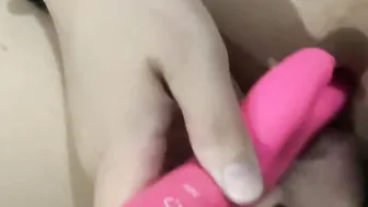 Je vient sur son vibrateur pendant qu’elle se masturbe