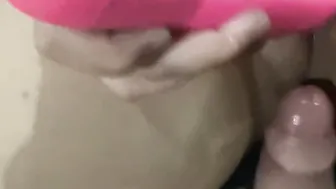 Je vient sur son vibrateur pendant qu’elle se masturbe