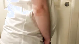 Desperate cunt with mouth has to peeing into the shower