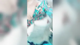 Thin coquine se baigne a la piscine et se touche regarde moi sexe outside