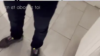 Je trompe mon mec je le menotte et me fais baisé par two bites devant ses yeux 