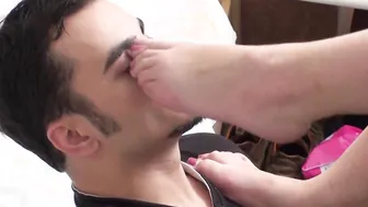 toes smelling