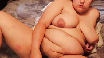 Milf Fucks Cunt Makes Soak Mess inside Bed With Toy