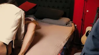 Esposa es follada adelante de su marido cornudo y le acaban en la boca.