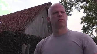 Michel neukt een mom op de camping
