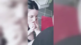 Elle me rejoint pour me tailler une pipe après les