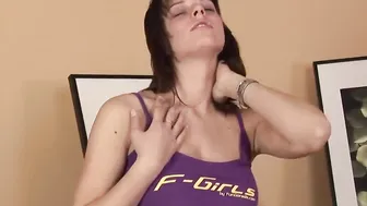 Brunettes Cheerleader besorgt es sich selbst vor der Kamera