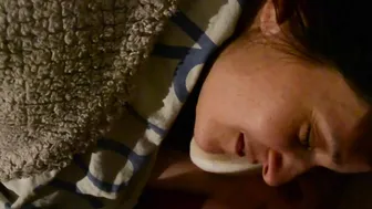 Je lui applique sa crème de nuit
