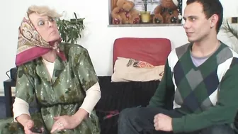 Babe blonde granny spreads legs for stranger