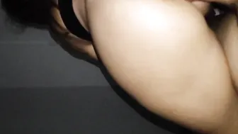 mi è salita sul cazzo e si è fatta allargare le chiappe Che troia che è