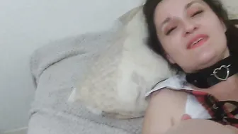 Nxënësja e vogël kapet në një qen
