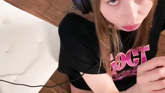 Californiababe is watching her porn