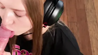 Californiababe is watching her porn