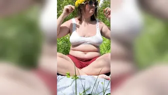 FLASHING GIGANTIC NATURAL TITTED PUBLIC INSIDE A PARK.