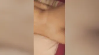 Mia moglie lo prende nella figa con un plug gigante nel culo e il vibratore sul clito