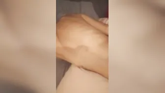 Mia moglie lo prende nella figa con un plug gigante nel culo e il vibratore sul clito