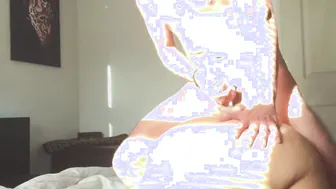 Ella sonrió cuando se lo eché en la espalda