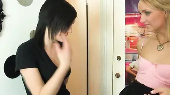 Nikki Hearts lets Carmen Callaway screwed her with the Strap-on
