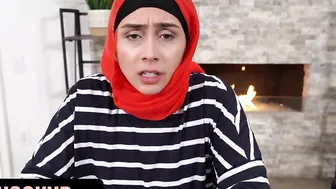 Hijab Hookup - Middle-Chinese Stepmom Suspected Her Hubby Is Cheating