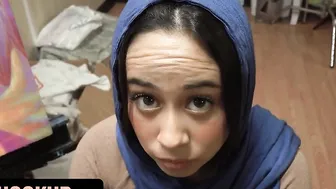 Hijab Hookup - Erotic 19 Year Old Offers Her Middle-Asian Cunt To