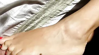 Cum satisfaction with Selenas toes