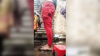 Bangladeshi women akhi is bathing and shaving her cunt and